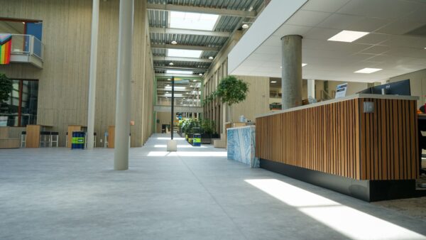 Vanaf de ontvangstbalie in de entree kijk je de binnenstraat in