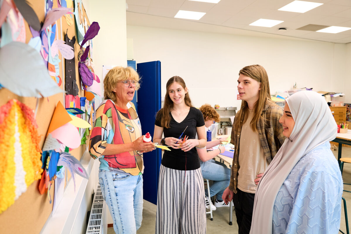 MBO-studenten in gesprek met docent