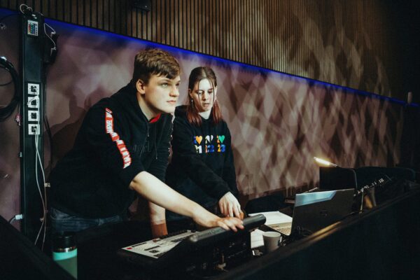 muziekstudenten regelen techniek in theater